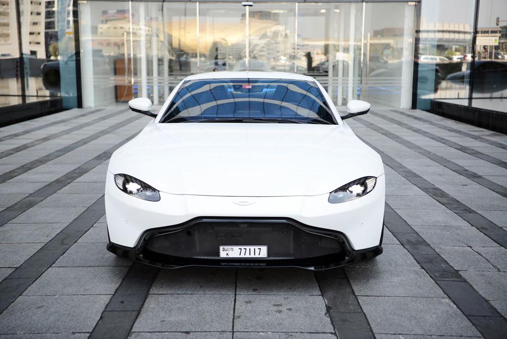 Aston Martin Vantage WHITE 2019 location dubaï