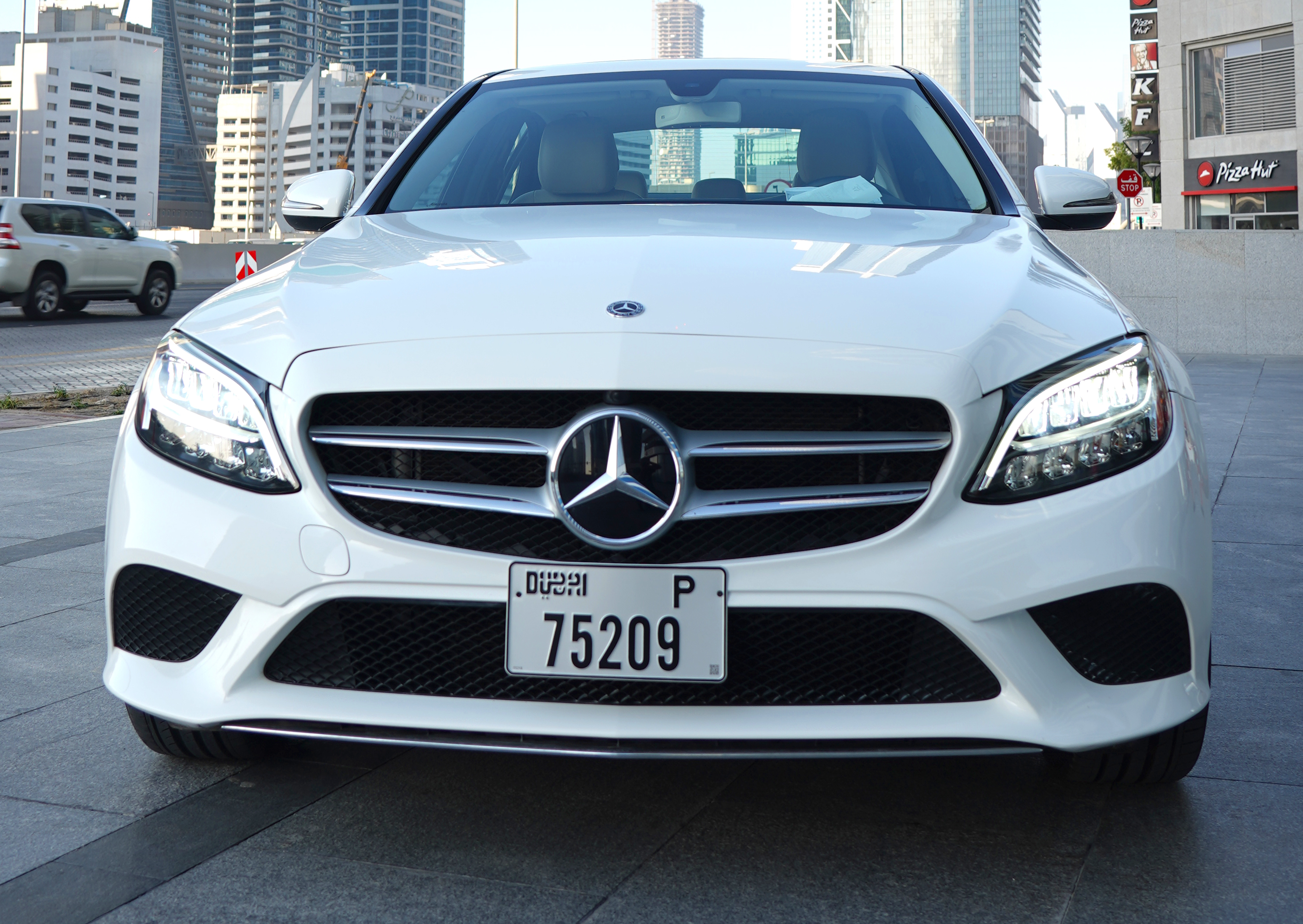 Mercedes C300 أبيض 2019 تأجير دبي