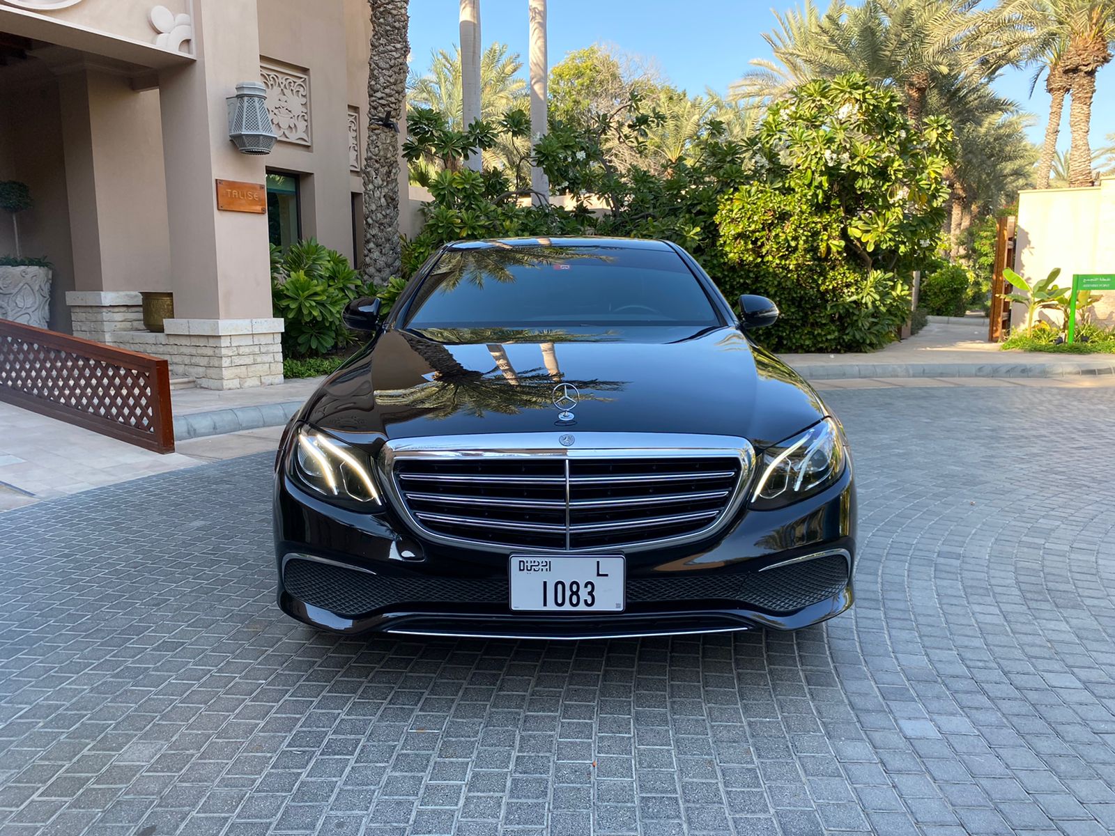Mercedes E300 أسود 2018 تأجير دبي