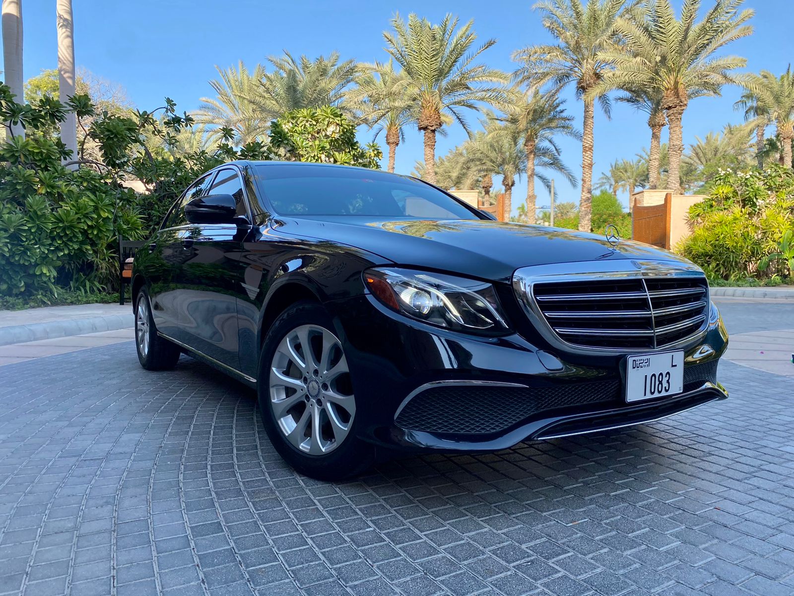 Mercedes E300 أسود 2017 تأجير دبي
