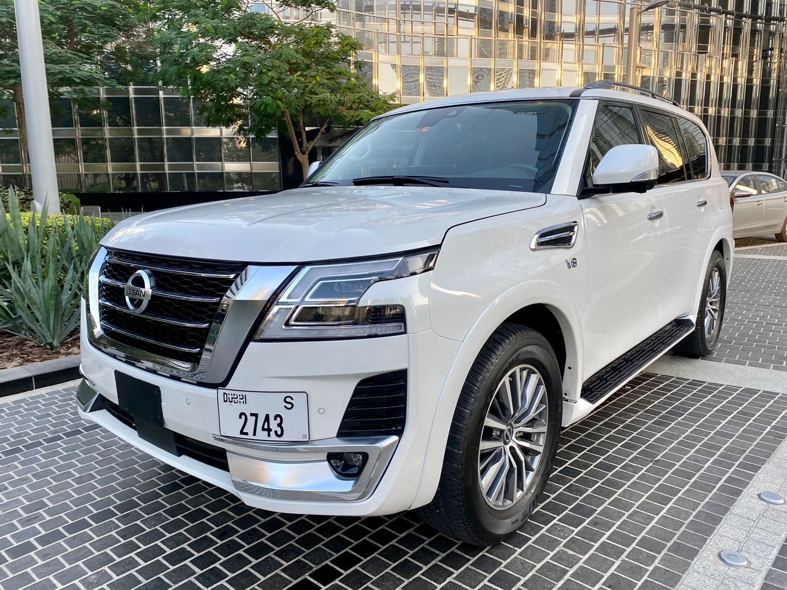 NISSAN Patrol PLATINUM أبيض 2021 تأجير دبي