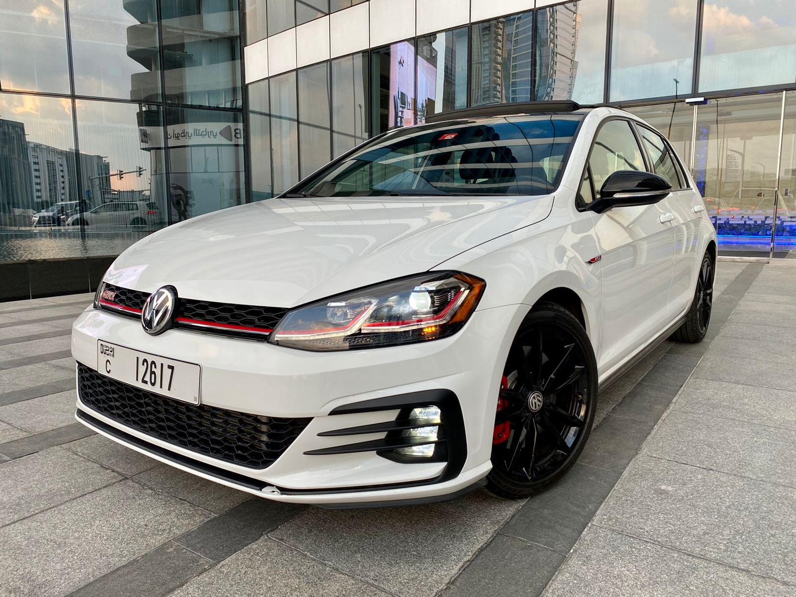 VOLKSWAGEN GOLF GTI أبيض 2021 تأجير دبي