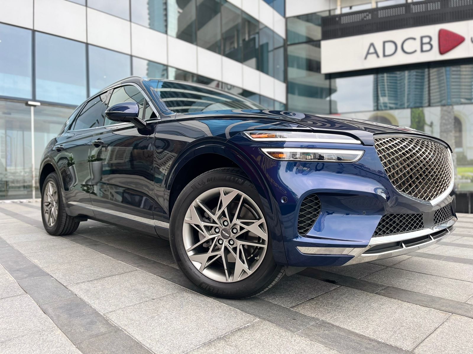 GENESIS GV70  أزرق 2022 تأجير دبي