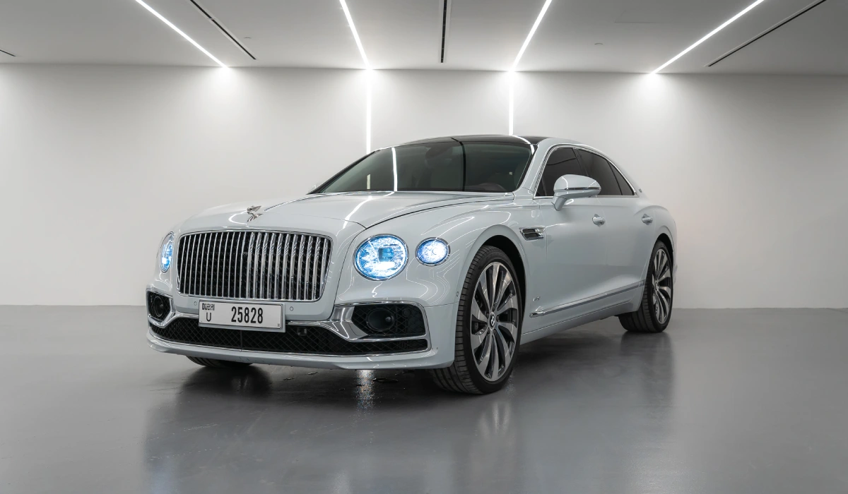 Bentley Flying Spur أبيض 2022 تأجير دبي