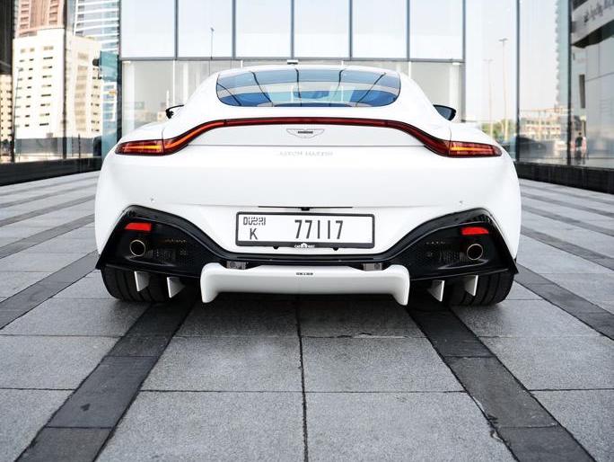 louer Aston Martin Vantage WHITE 2019 à Dubaï