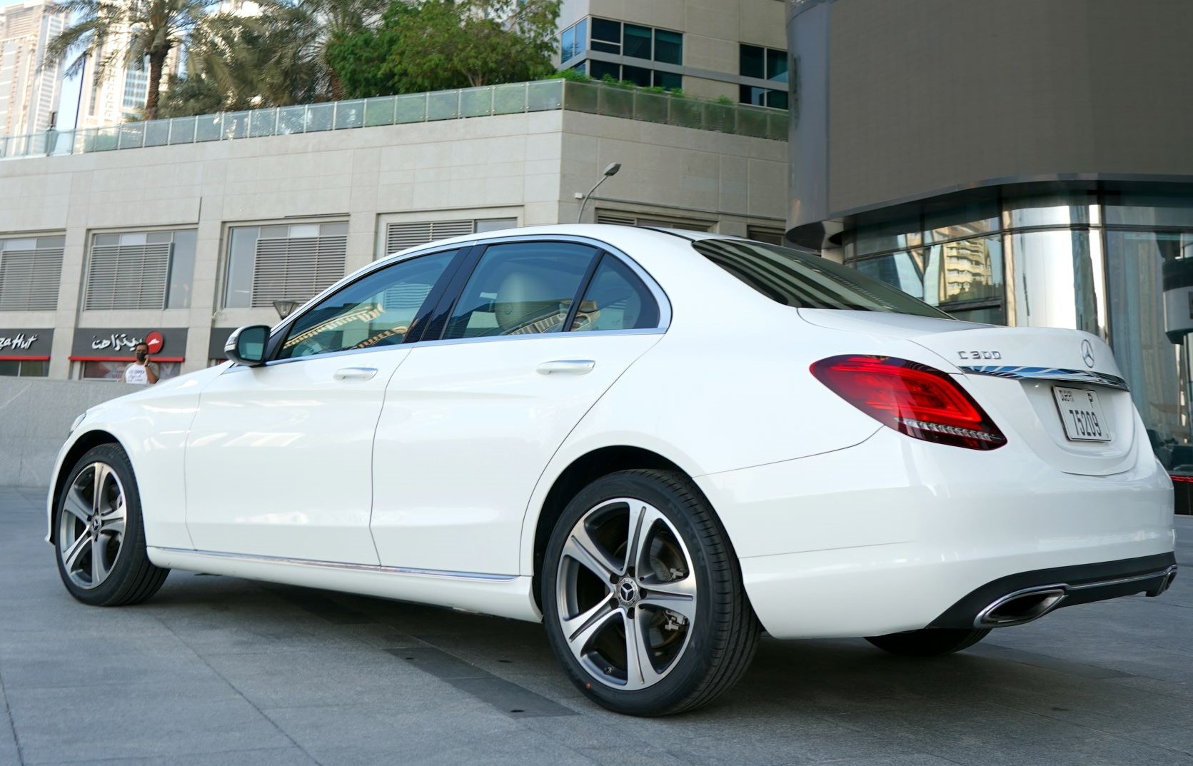 استئجار Mercedes C300 أبيض 2019 فى دبي
