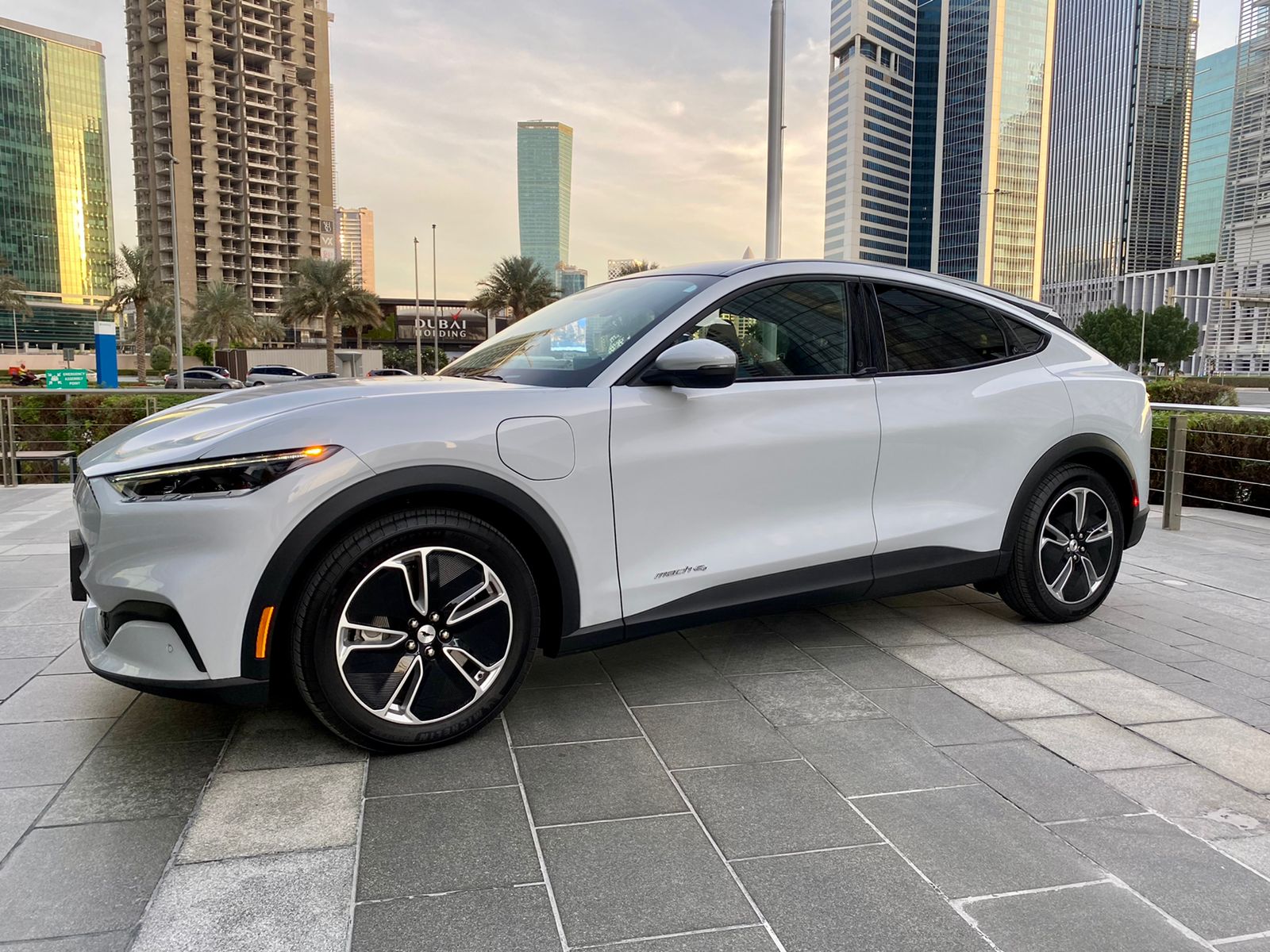 louer Ford Mustang Electric WHITE 2021 à Dubaï