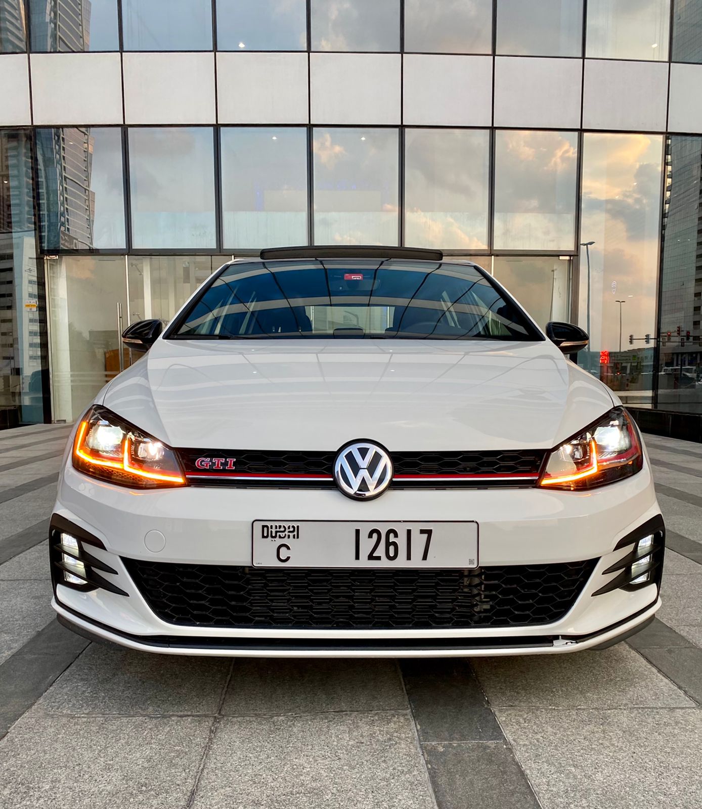 استئجار VOLKSWAGEN GOLF GTI أبيض 2021 فى دبي