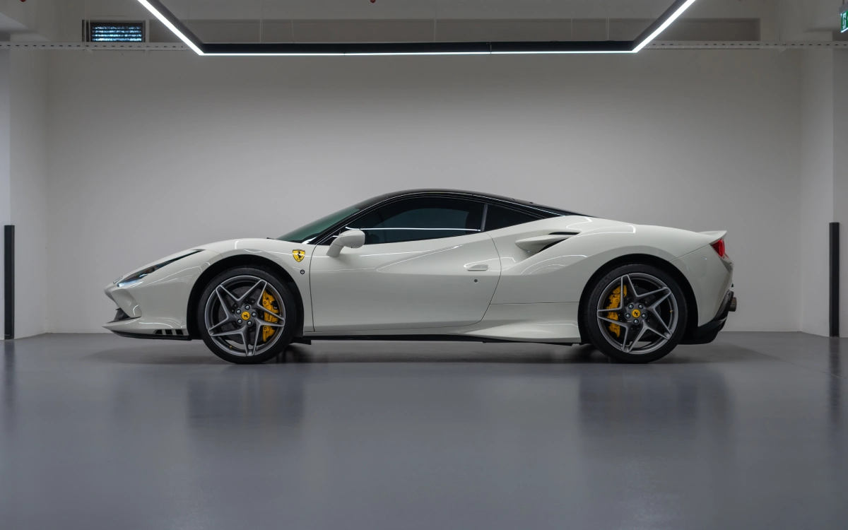 louer Ferrari F8 WHITE 2022 à Dubaï