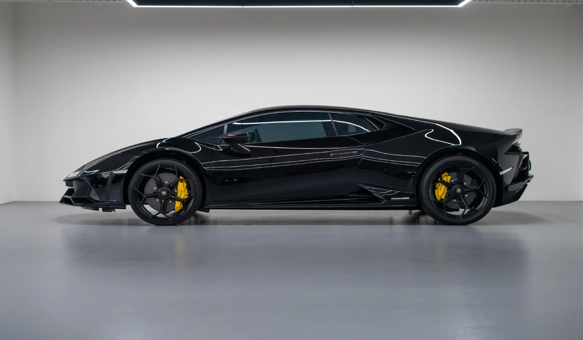 louer Lamborghini Huracan EVO BLACK 2022 à Dubaï