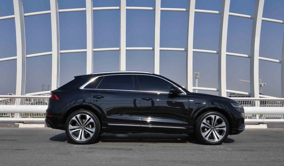 استئجار Audi Q8 أسود 2022 فى دبي