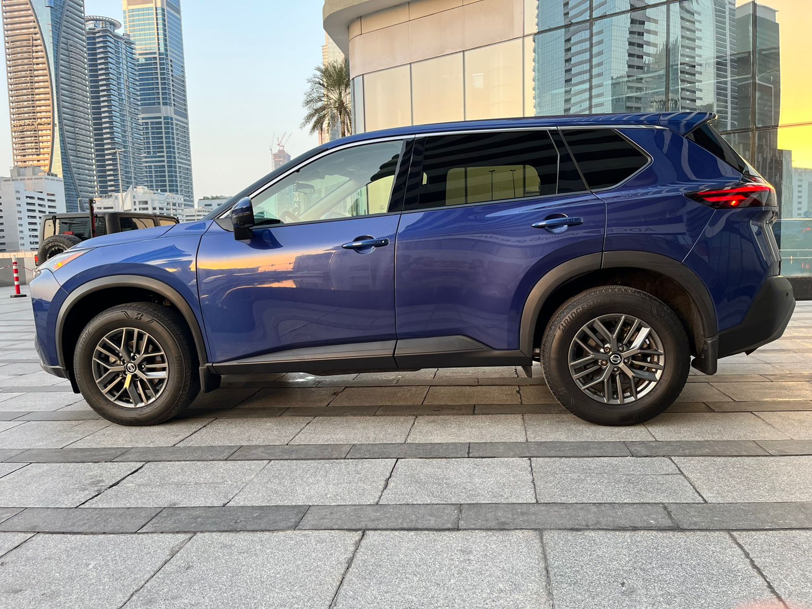 استئجار NISSAN ROGUE  أزرق 2021 فى دبي