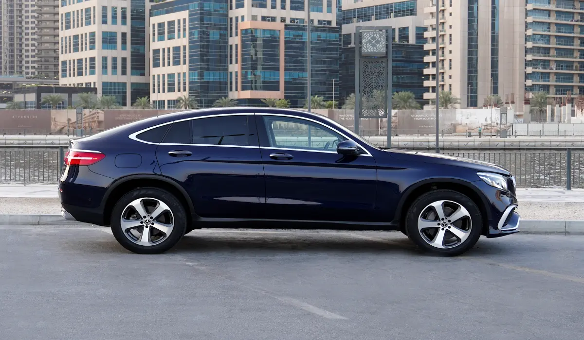 استئجار Mercedes Benz GLC300 أسود 2021 فى دبي