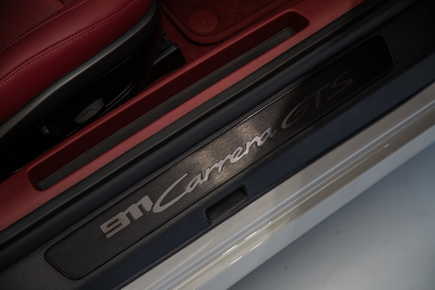 hire Porsche 911 Carrera GTS Spyder BLUE 2024 in dubai