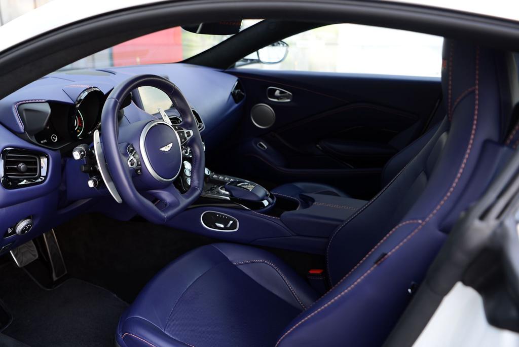 louer Aston Martin Vantage WHITE 2019 à Dubaï