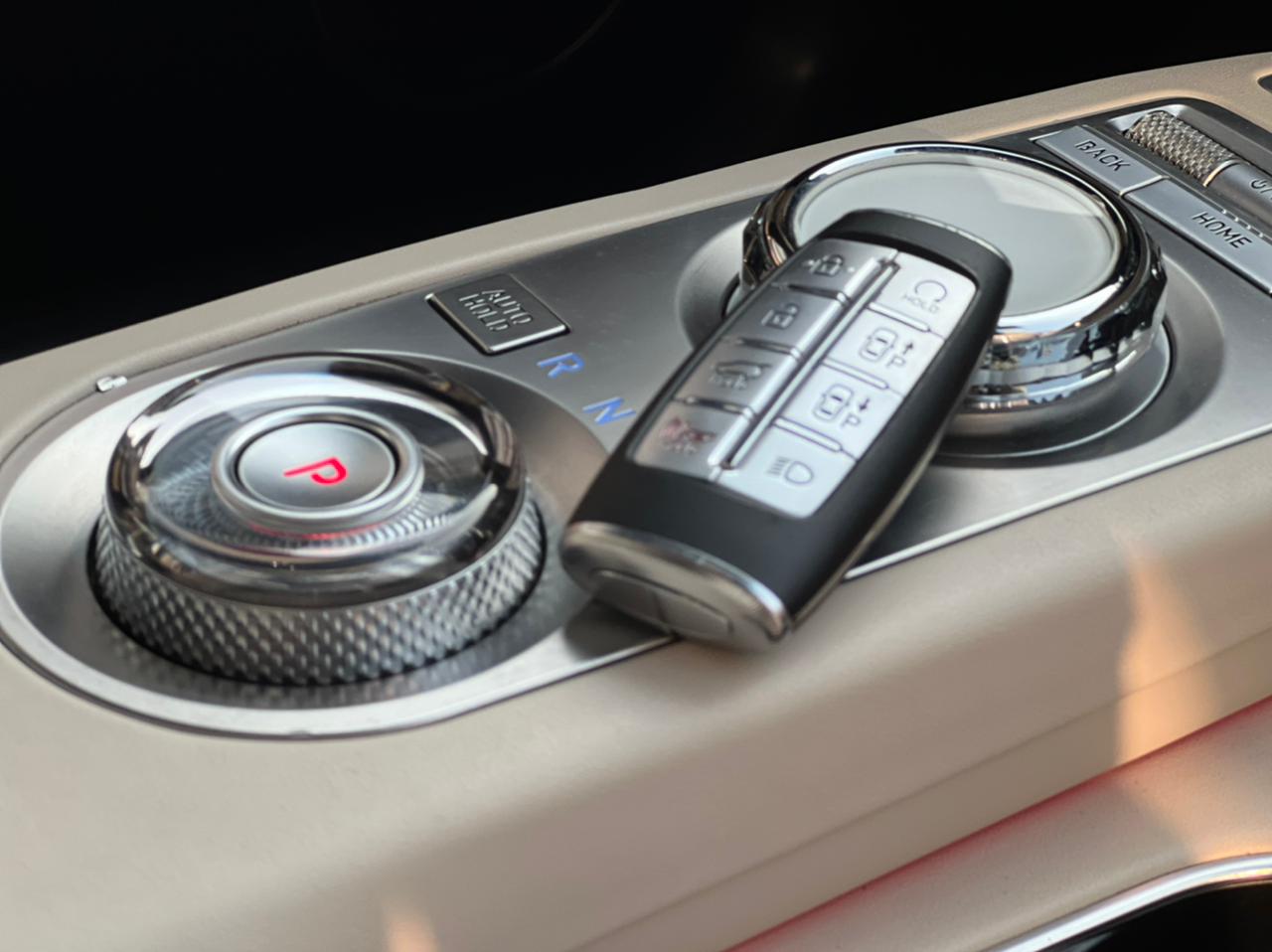 تاجير GENESIS GV70 أبيض 2021 فى دبي