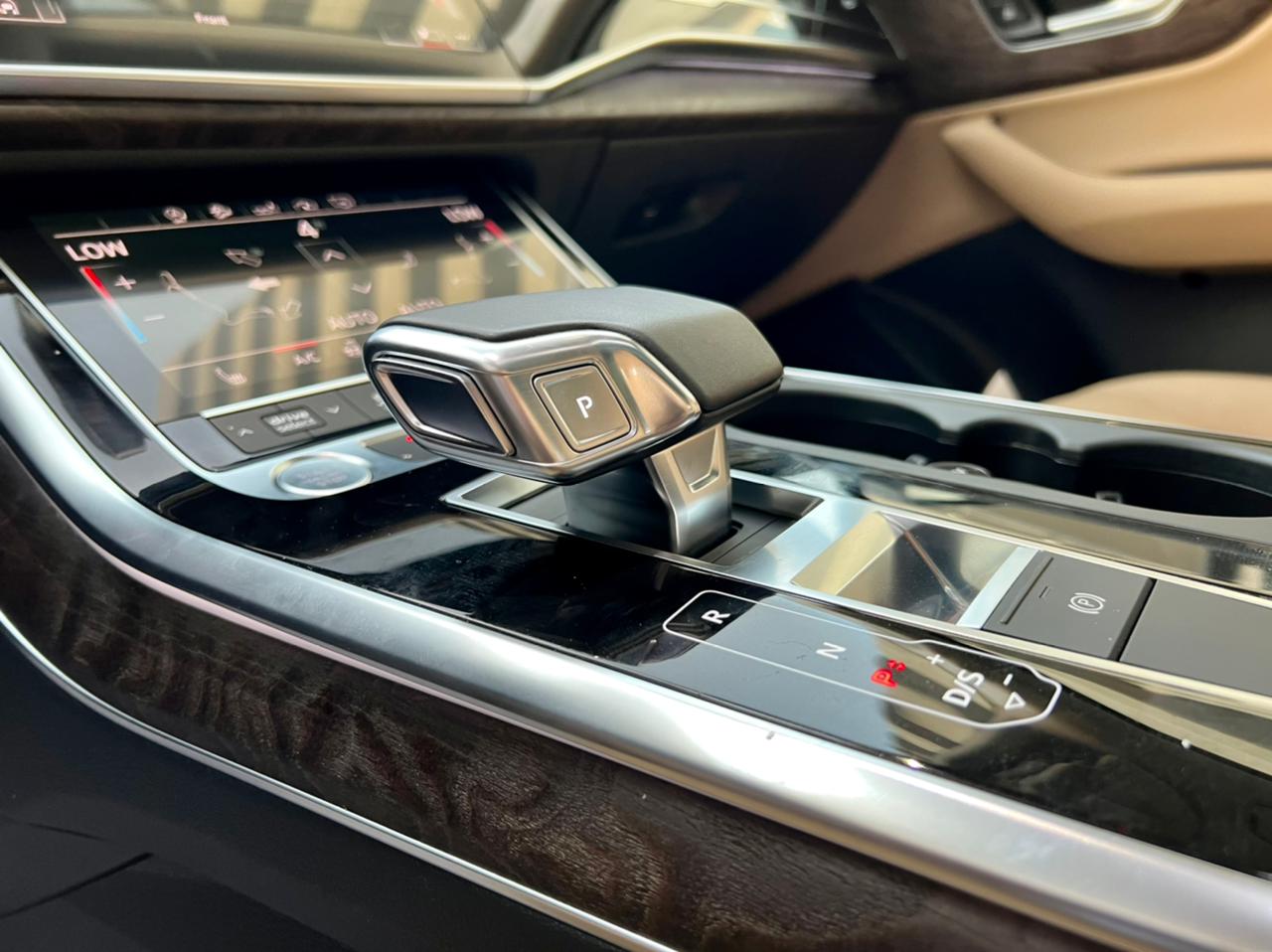 تاجير AUDI Q7 أسود 2020 فى دبي