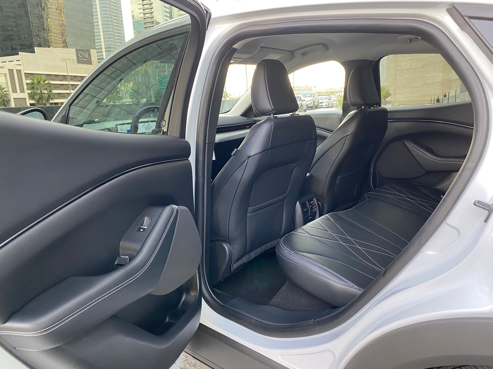 louer Ford Mustang Electric WHITE 2021 à Dubaï