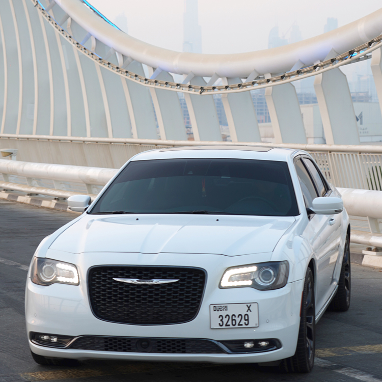 تاجير CHRYSLER 300C أبيض 2020 فى دبي