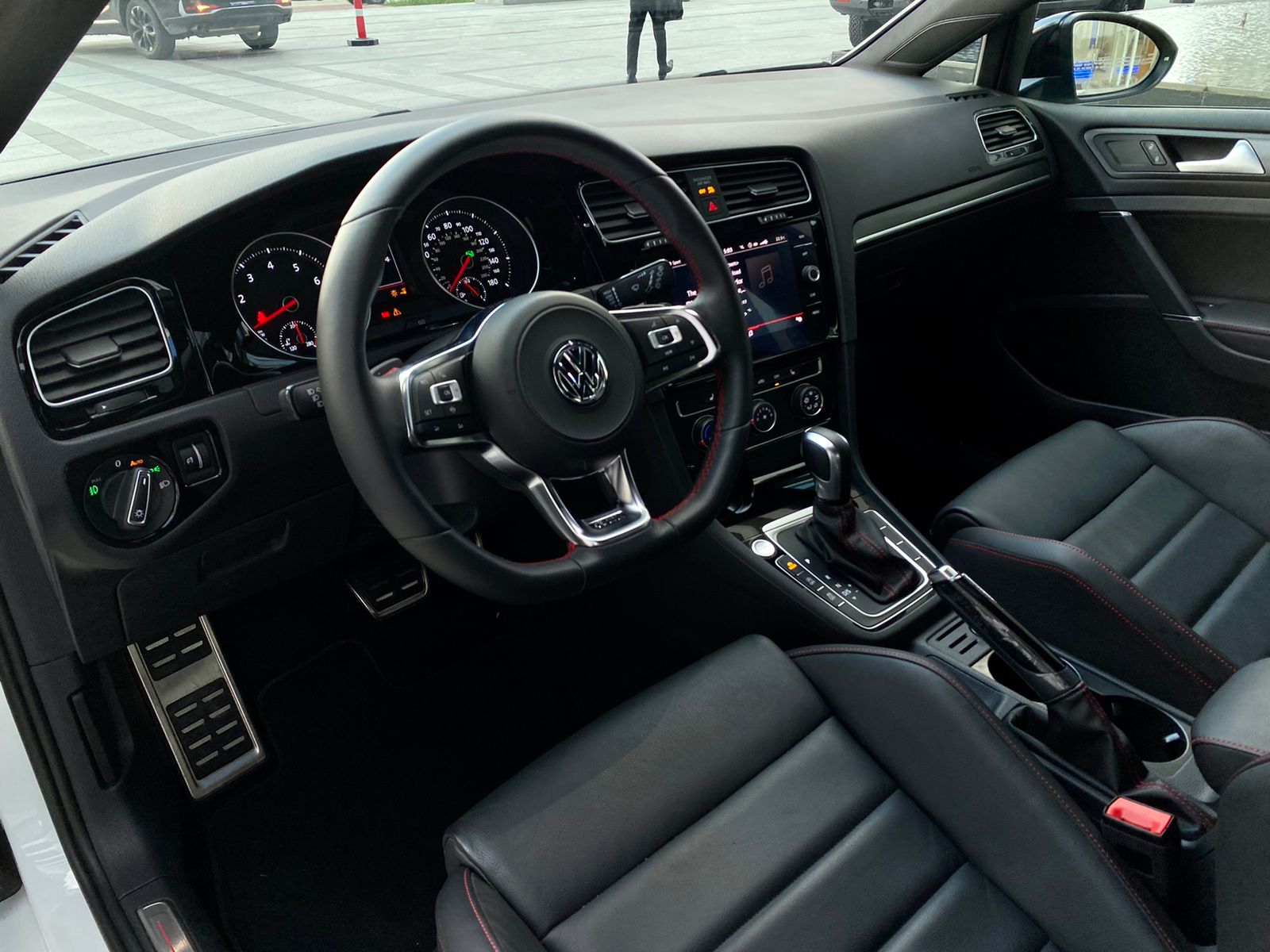 تاجير VOLKSWAGEN GOLF GTI أبيض 2021 فى دبي