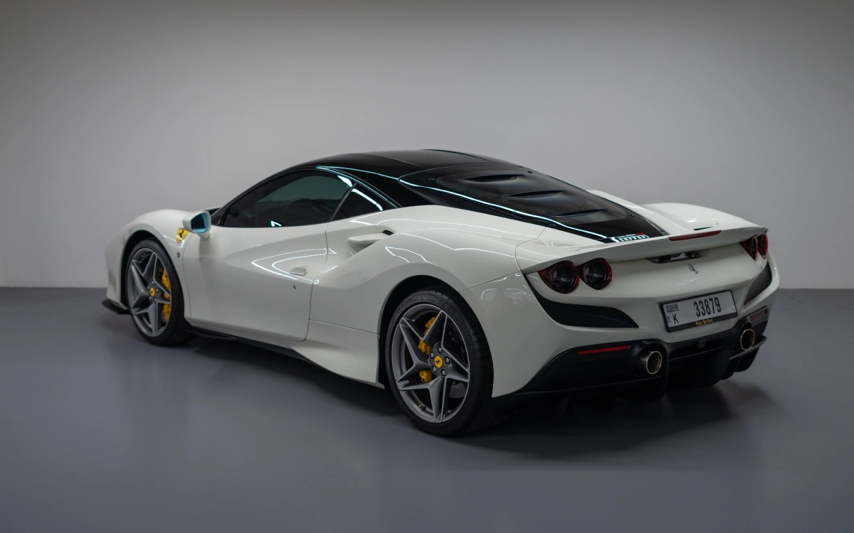 louer Ferrari F8 WHITE 2022 à Dubaï