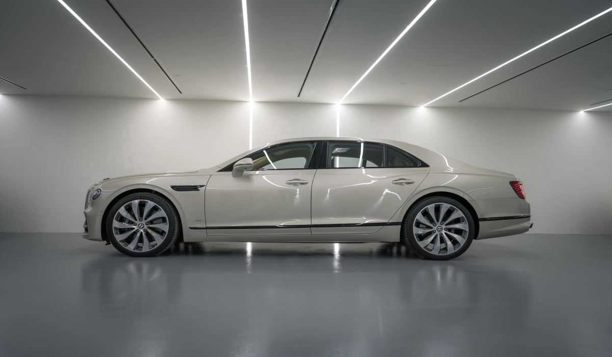تاجير Bentley Flying Spur أبيض 2022 فى دبي