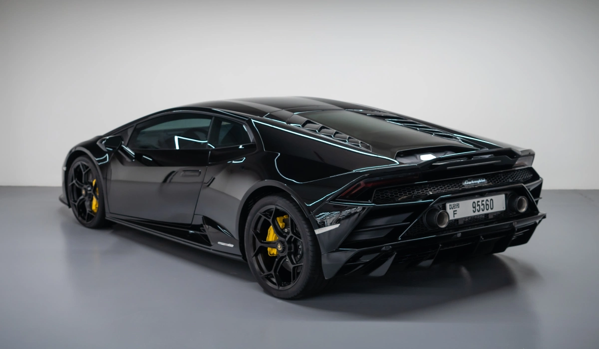 louer Lamborghini Huracan EVO BLACK 2022 à Dubaï