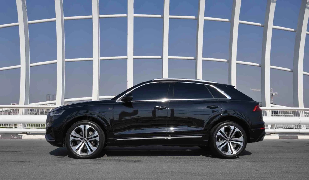 تاجير Audi Q8 أسود 2022 فى دبي