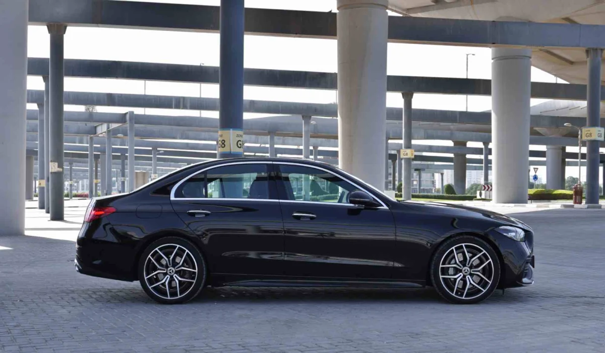 تاجير Mercedes Benz C200 أسود 2022 فى دبي