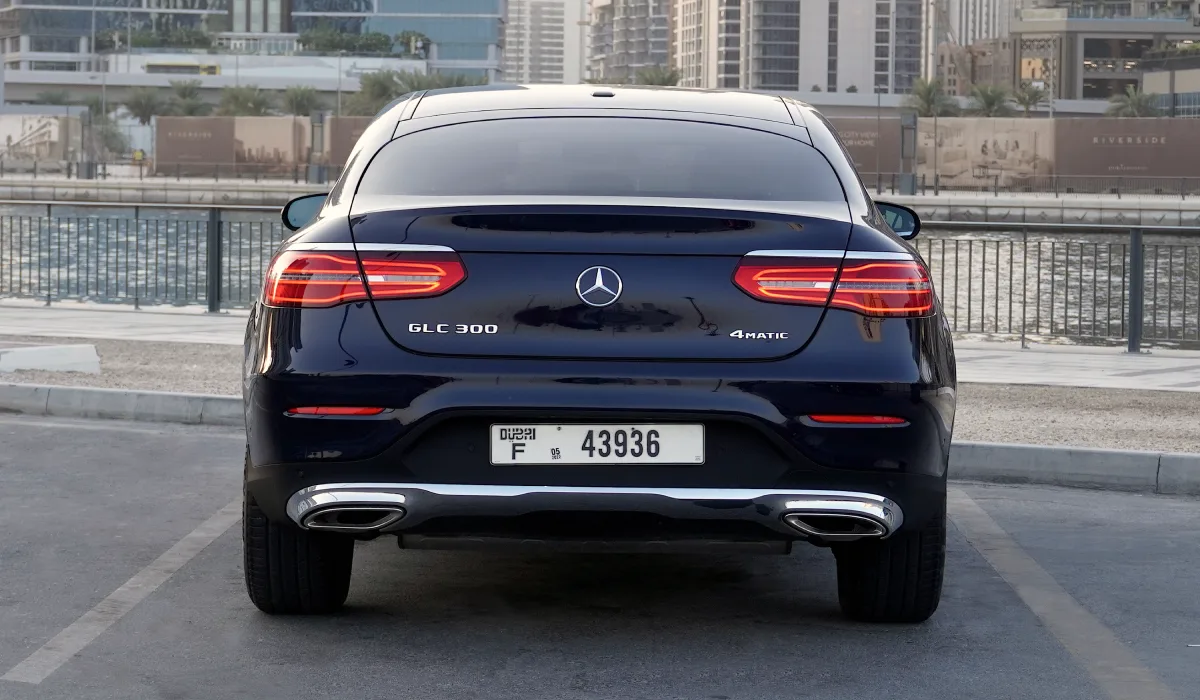 تاجير Mercedes Benz GLC300 أسود 2021 فى دبي