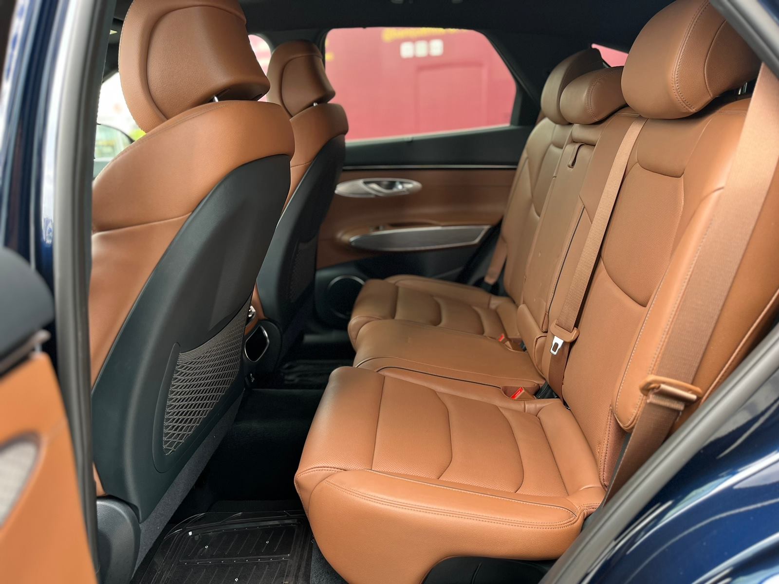 تاجير GENESIS GV70  أزرق 2022 فى دبي