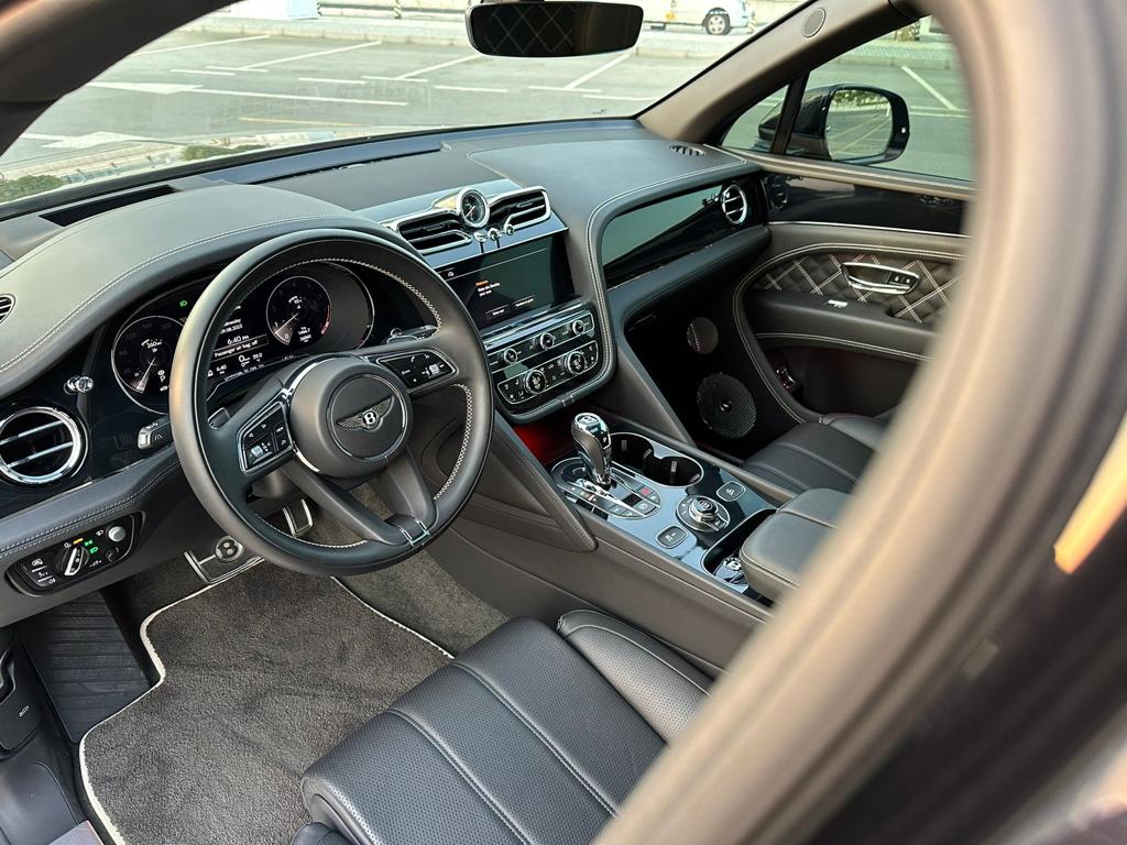 تاجير Bentley Bentayga أسود 2023 فى دبي