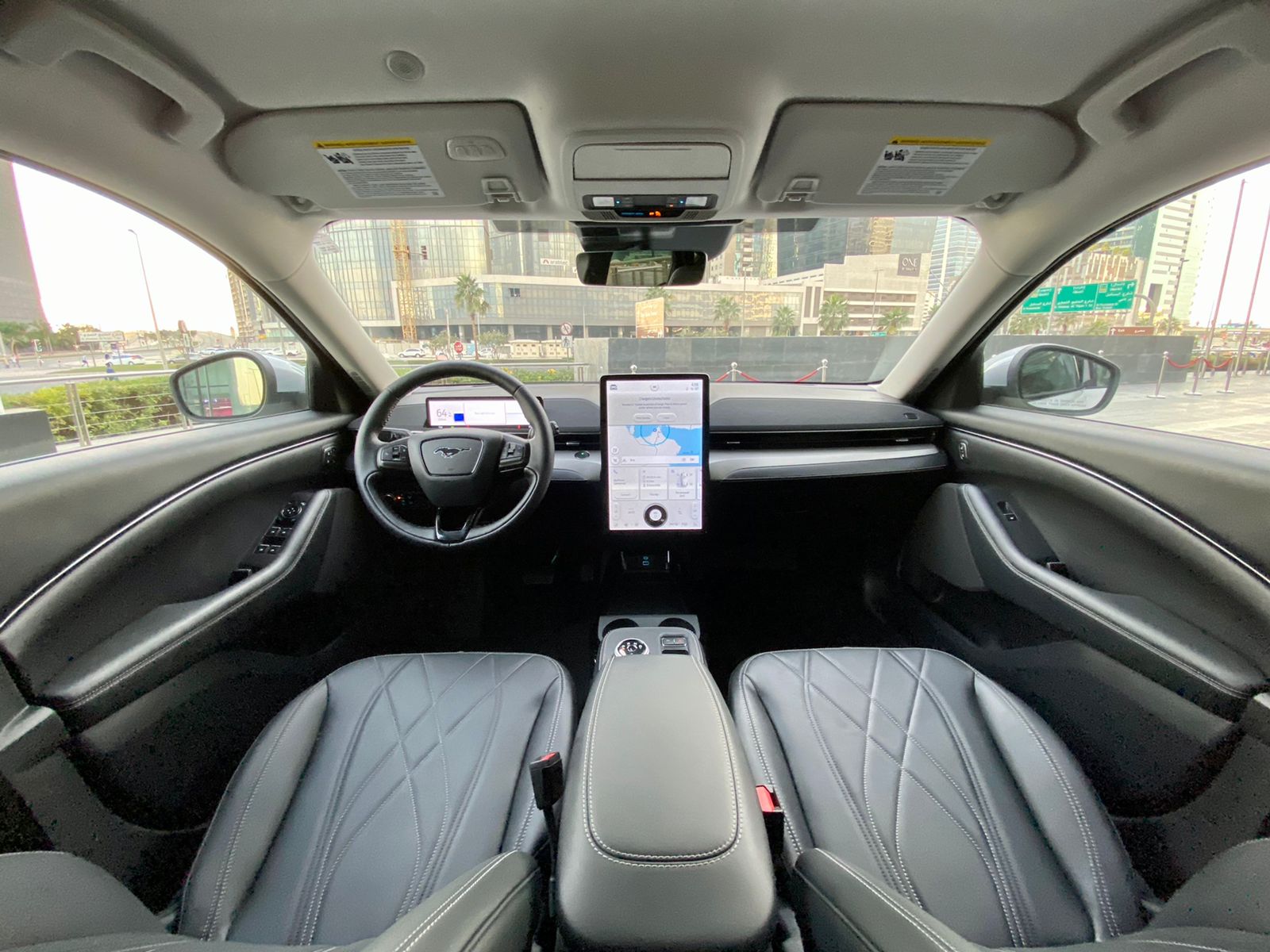 louer Ford Mustang Electric WHITE 2021 long terme à Dubaï