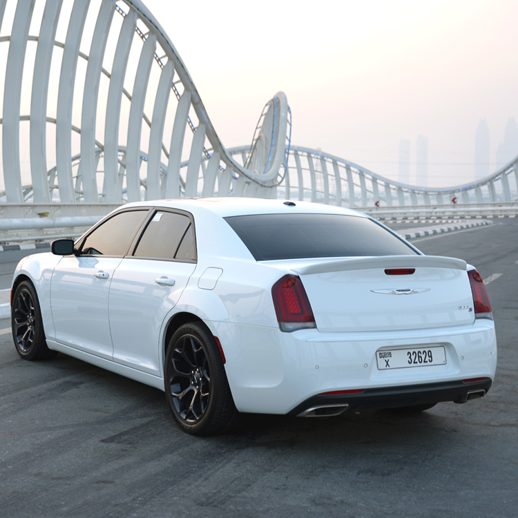 استئجار CHRYSLER 300C أبيض 2020 طويلة الأمد في دبي