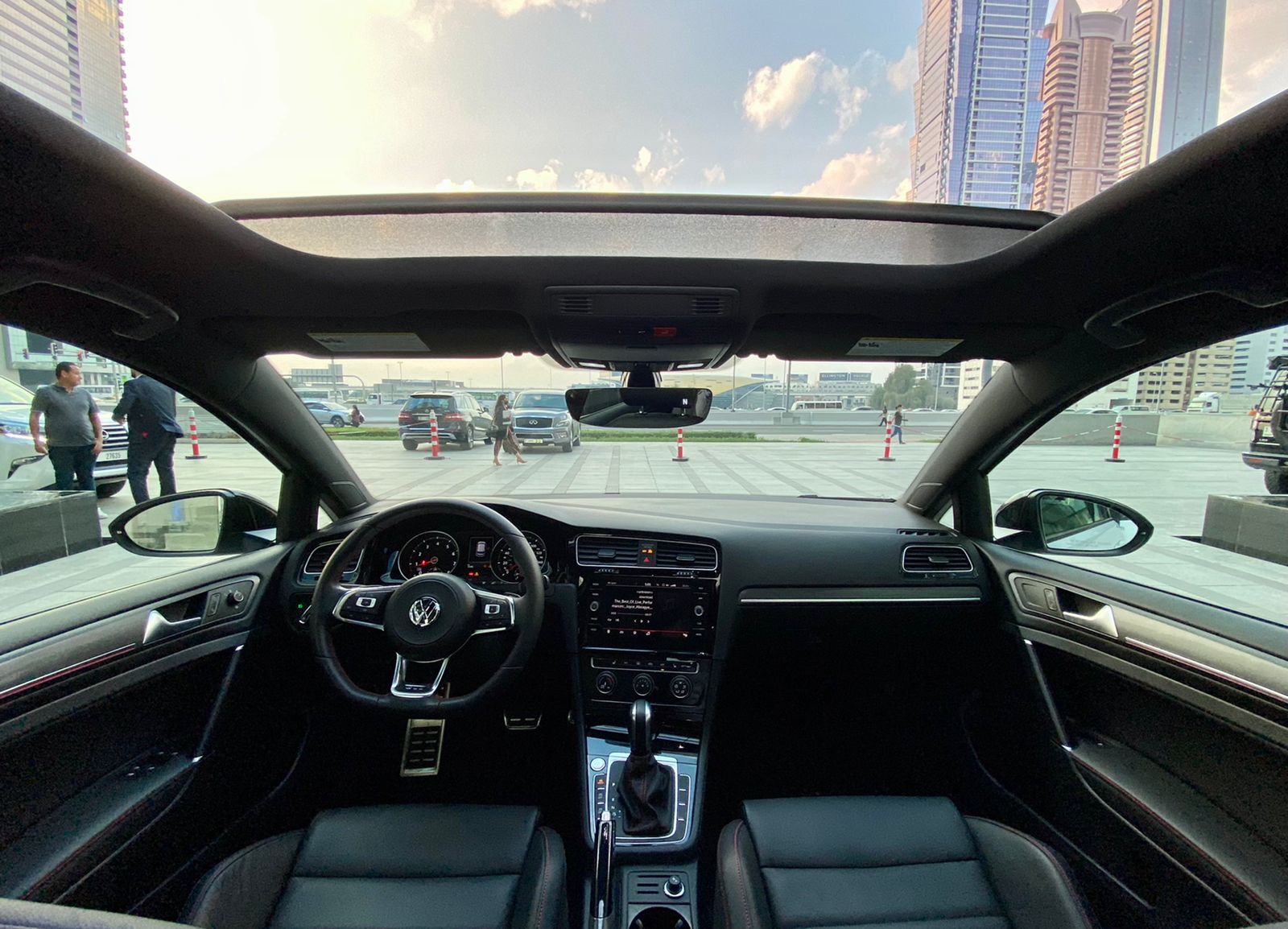 استئجار VOLKSWAGEN GOLF GTI أبيض 2021 طويلة الأمد في دبي