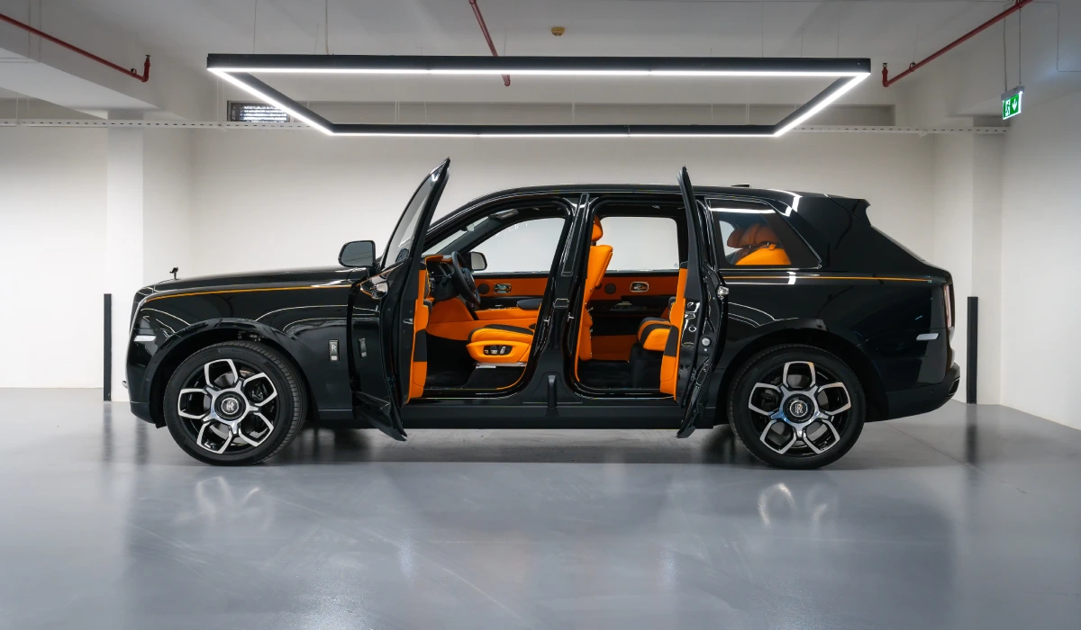 استئجار Rolls Royce Cullinan أسود 2022 طويلة الأمد في دبي