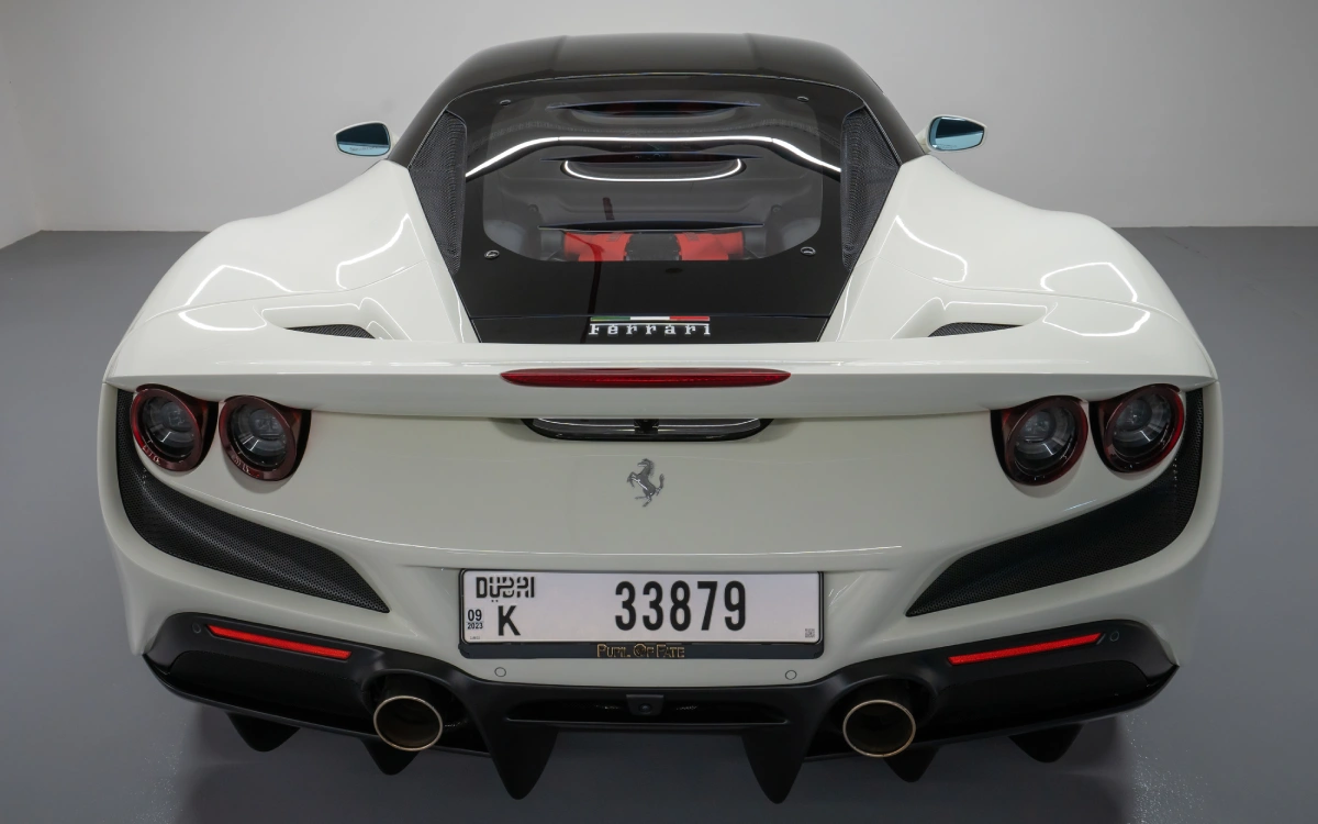 louer Ferrari F8 WHITE 2022 long terme à Dubaï