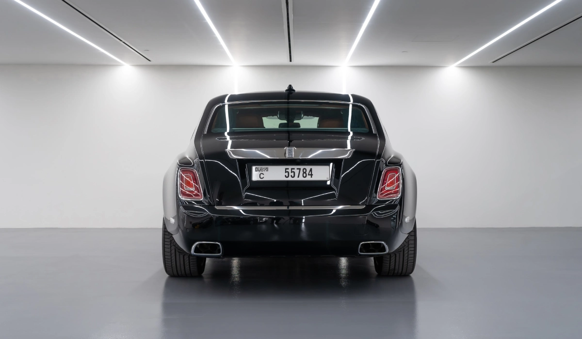 استئجار Rolls-Royce Phantom أسود 2022 طويلة الأمد في دبي