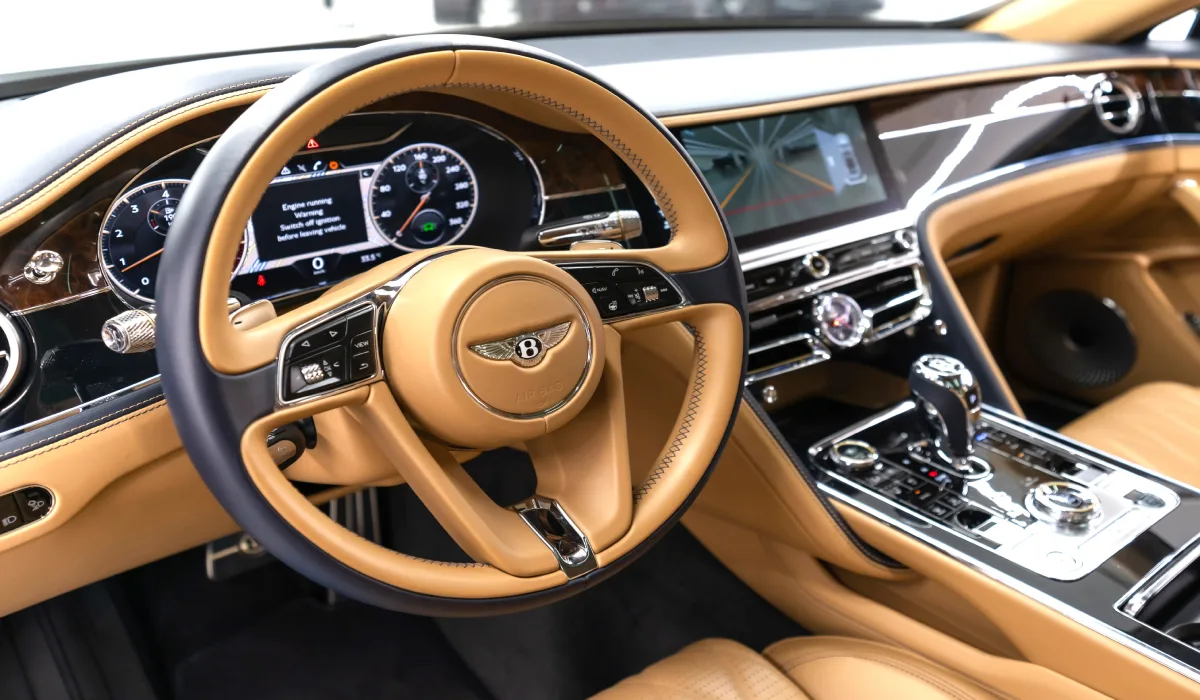 استئجار Bentley Flying Spur أبيض 2022 طويلة الأمد في دبي