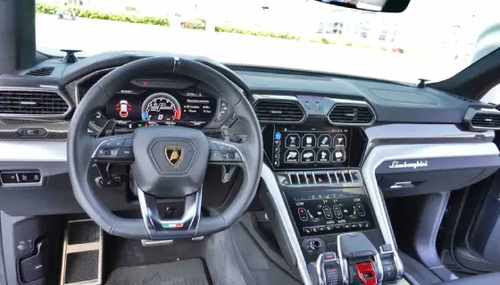 louer Lamborghini URUS BLACK 2022 long terme à Dubaï