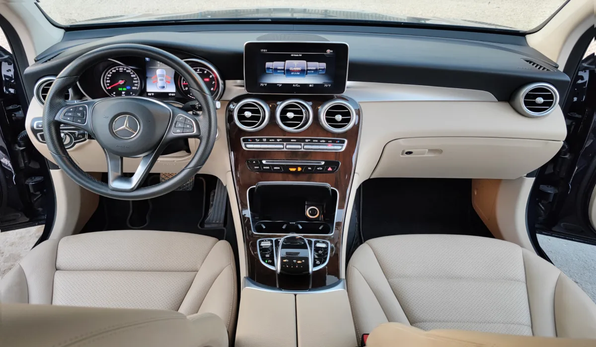 استئجار Mercedes Benz GLC300 أسود 2021 طويلة الأمد في دبي