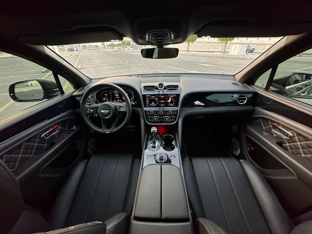 استئجار Bentley Bentayga أسود 2023 طويلة الأمد في دبي