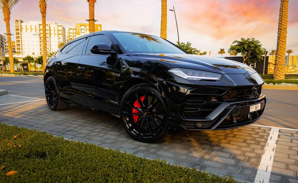 استئجار Lamborghini Urus أسود 2023 طويلة الأمد في دبي